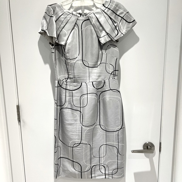 🖤 Beautiful silk dress in a gorgeous silk print and unique raffle detail - Picture 1 of 11